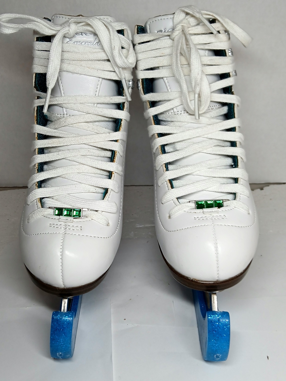 Riedell 19W Emerald Girls Figure Ice Skates Size 2.5 Medium White Luna Blades